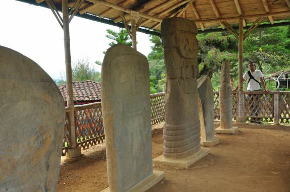 Visitando totens de pedra milenares durante passeio à cavalo em San Agustín, na Colômbia